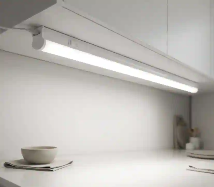 Rozsvícené LED svítidlo T5 osvětlující pracovní desku kuchyňské linky